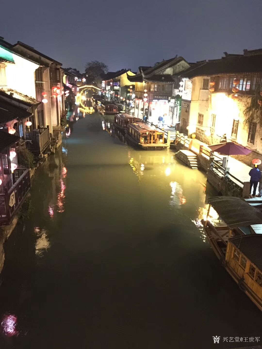 《夜游苏州山塘街有感》:山塘街,是一条由唐代大诗人白居易修建【图1