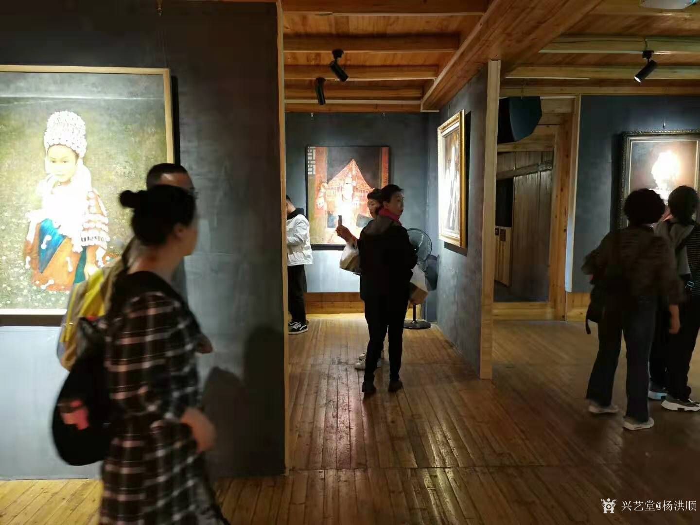 杨洪顺日记"绣裹银装"杨洪顺苗女油画展在西江苗族博物馆展出,主办