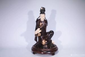 艺术品图片：艺术家东方古玩城堡雕刻作品名称《红木观音像》价格5000.00 元