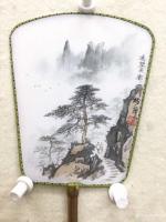 艺术家罗树辉日记:国画山水画松树系列作品《遥望天都》，《云雾山中》，材质绢扇，【图1】